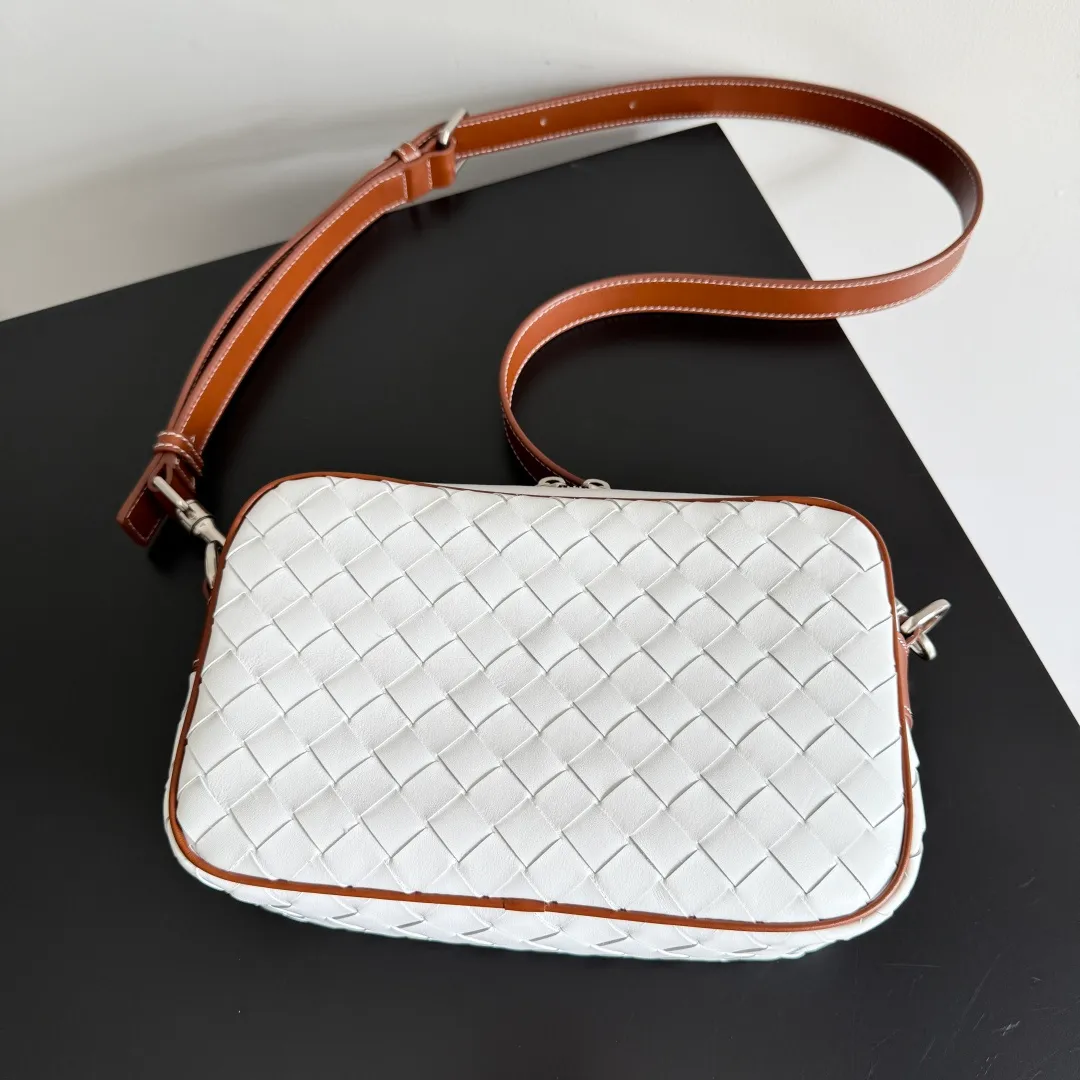 Batch 1820 BOTTEGA VENETA small INTRECCIATO woven camera bag This bv classic camera bag is a further evolution of classic woven technology, combining practicality and fashion, perfectly meeting multi-purpose needs! Classic leather handmade. Lightweight and large capacity. The shoulder strap is removable and adjustable. In addition to being worn cross-body, it can also be placed in the suitcase as a toiletry bag. It is very convenient for daily storage and classification. It also has hanging accessories to show your personality. No matter how complicated the world is, as long as you have a bag with you, everything will become better. Style number: 755923 Size: 24.5*15*6cm
